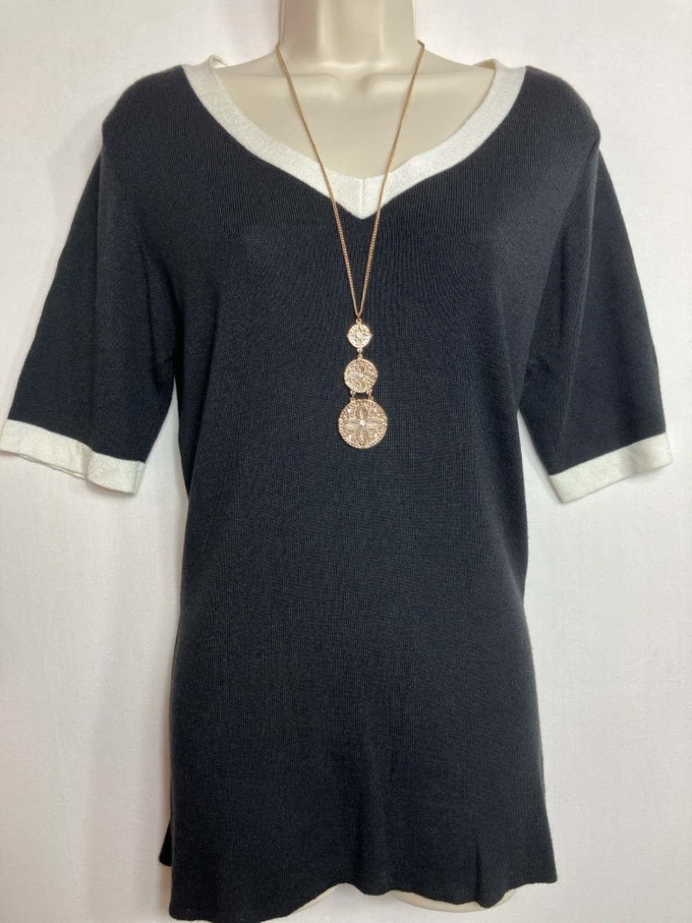 📦⚪⚫Black&White V-Neck tunic blouse *enjoy $4.99shipping*